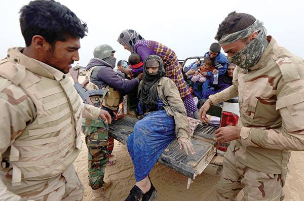 Thousands of Iraqis flee Mosul fighting