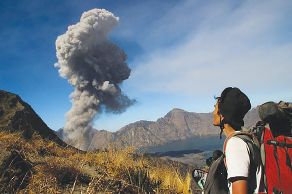 Tourists flee volcano at popular Indonesia hiking spot – The Gulf Time ...