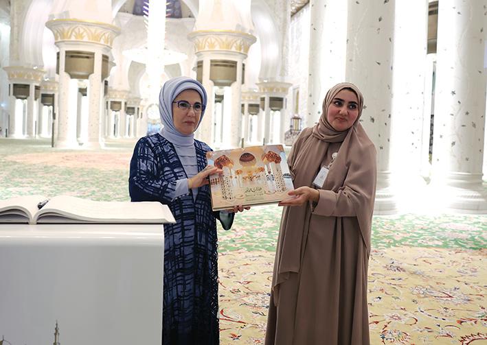Turkiyeâ€™s First Lady visits Sheikh Zayed Grand Mosque – The Gulf Time ...